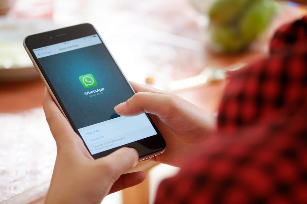 WhatsApp has announced to discontinue to support old iOS and Android phones. The app will stop working itself on these phones throughout the globe, the US in particular from the first of January.