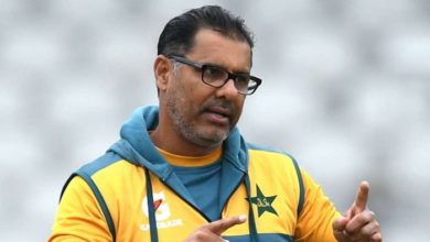 Why did Waqar Younis return to Pakistan?