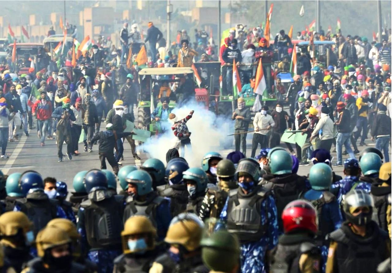 Protesting Farmers hoist their flag over Red Fort in Delhi