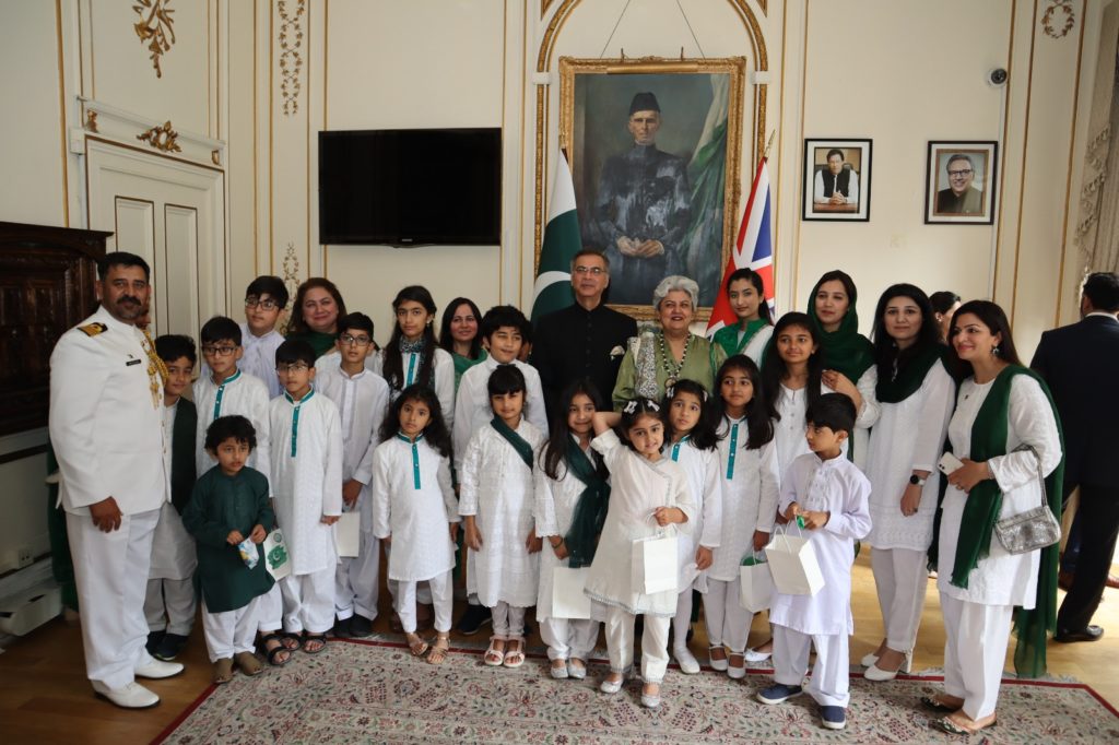 Children who presented National Anthem in a group photo with the High Commissioner and his spouse, and receiving prizes at the Independence Ceremony at Pakistan High Commission 