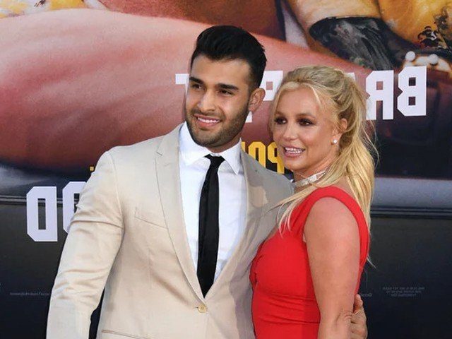 Britney Spears announces engagement to a young Muslim