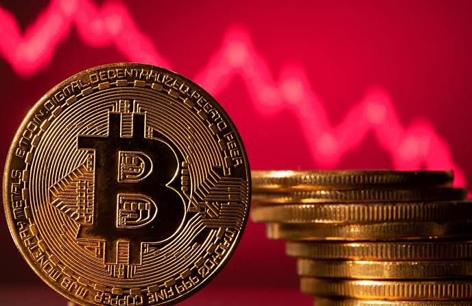 Crypto-Linked Shares Plunge as Bitcoin Falls Over 15%