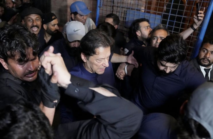 Daynews.tv Imran Khan Picture before court