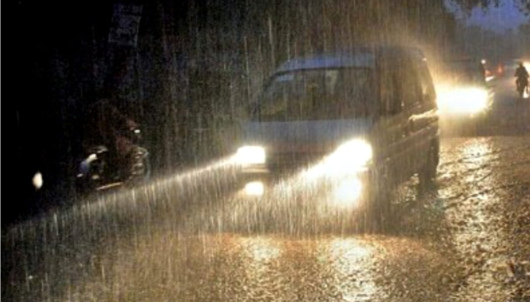 Karachi Faces Heavy Rain, Power Outages, and Traffic Chaos