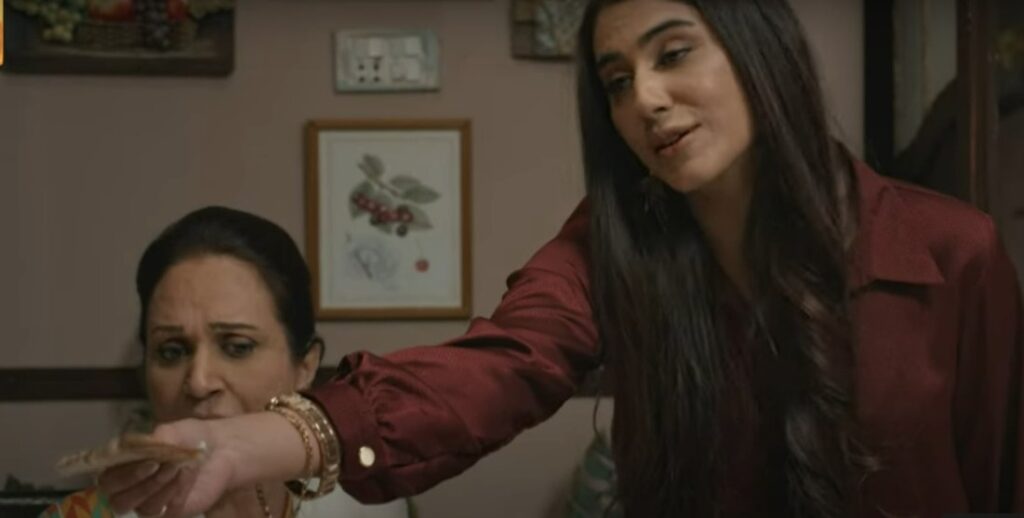 Rubab giving money to Sharjeena as a token of appreciation