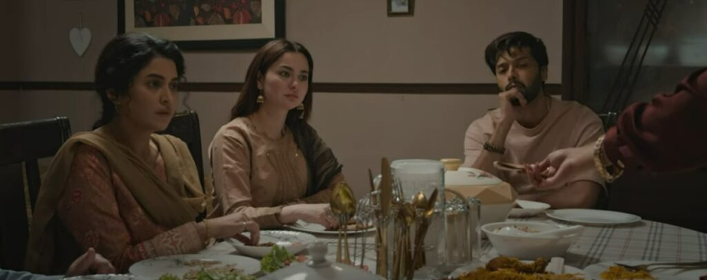 Sharjeena, Mustafa and Sidra at the dinner table - Drama Kabhi Main Kabhi Tum