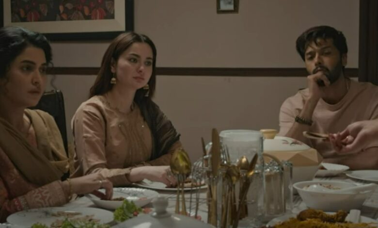 Sharjeena, Mustafa and Sidra at the dinner table - Drama Kabhi Main Kabhi Tum