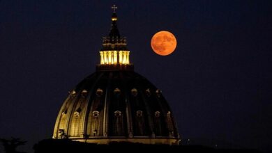 Super Blue Moon Dazzles Stargazers Worldwide on Aug 20