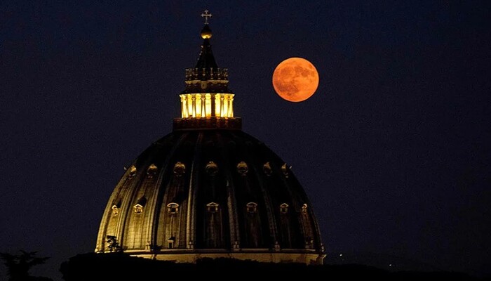 Super Blue Moon Dazzles Stargazers Worldwide on Aug 20