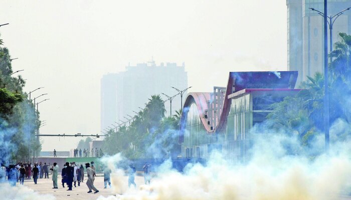 PTI Supporters Defy Tear Gas in March to Minar-e-Pakistan