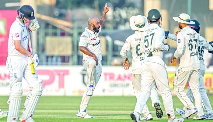 Pak vs Eng Pakistan Spinners Dominate, England 24-3