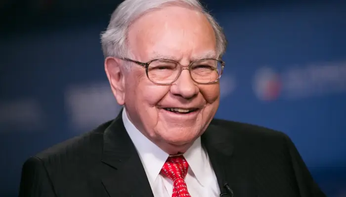 Warren Buffett Amasses $325 Billion in Cash Amid Apple Stock Sales