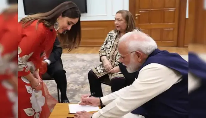 Kareena Kapoor Takes Modi’s Autograph for Sons at Raj Kapoor Centenary Event