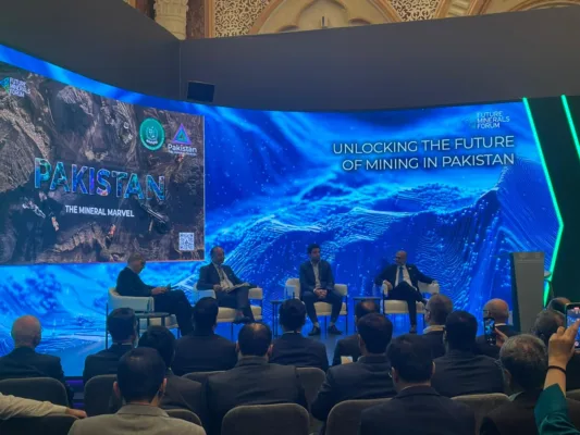 Federal Minister of Petroleum and Water Resources Dr. Musadik Malik (third left) presents a souvenir to Saudi Minister of Industry and Mineral Resources H.E. Mr. Bandar Ibrahim Alkhorayef during his visit to the Pakistan Pavilion at Future Minerals Forum 2025