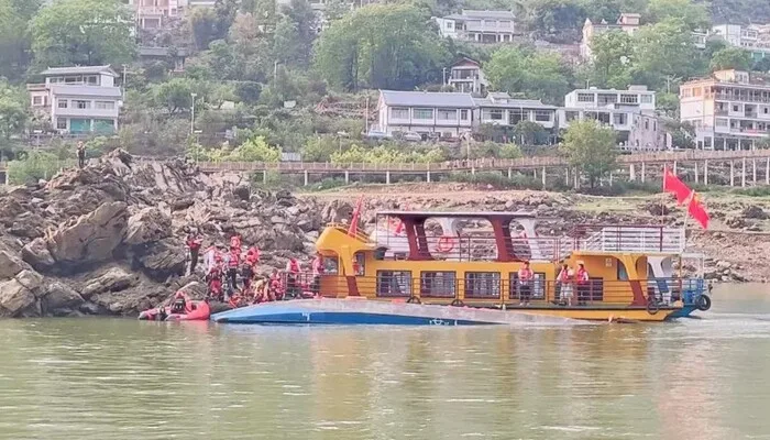 China Tourist Boat Accident Leaves 10 Dead