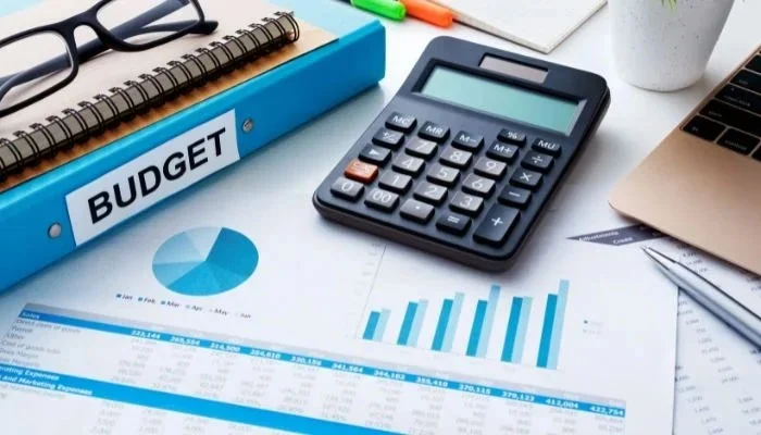 Budgeting & Saving Money: A Personal Finance Guide for Students and Employees