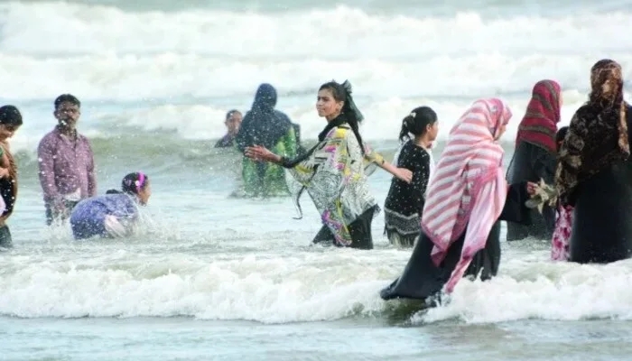 Heatwave Grips Pakistan as Temperatures Soar Beyond Normal