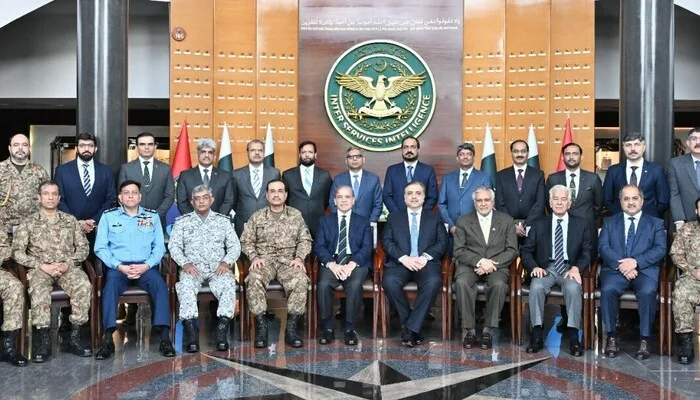 PM Shehbaz Reviews Pakistan’s Readiness Amid India Tensions at ISI HQ