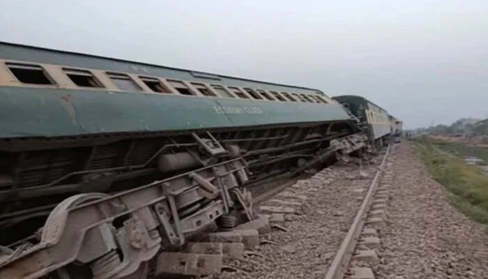 Train Derailment Near Faisalabad Injures 25, Disrupts Rail Traffic