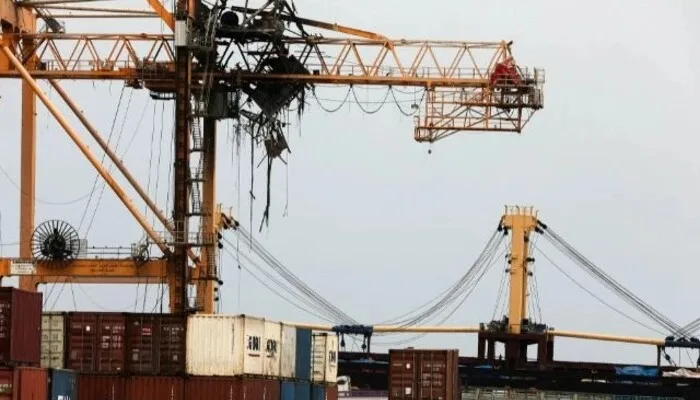 Israel Targets Houthi Sites in Yemen’s Hodeidah, Warns of Full Blockade