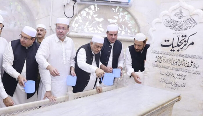 Ishaq Dar Performs Annual Ghusal at Data Darbar