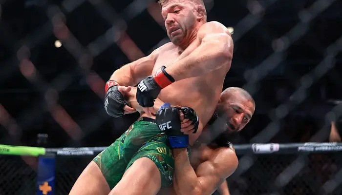 Chimaev Breaks Records to Win UFC 319 Title