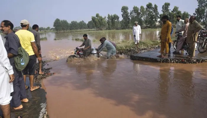 Pakistan Battles Punjab Floods as Thousands Stranded