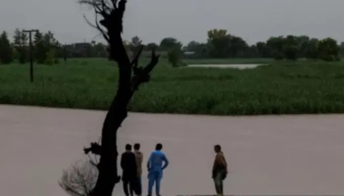 Over 121,000 Evacuated in Sindh as Floods Threaten Major Barrages