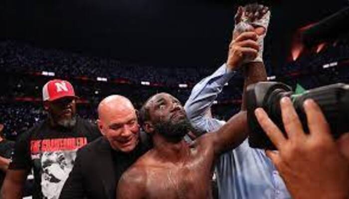 Terence Crawford Defeats Canelo Alvarez to Make History at Allegiant Stadium
