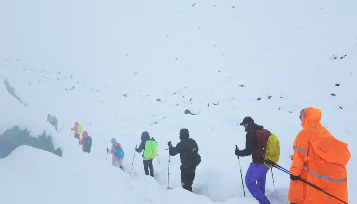 Blizzard Traps Hundreds on Mount Everest On Slopes